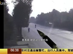 视频骑摩托玩杂耍小伙玩砸丢性命.rar