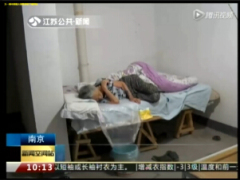视频儿子将病危母亲放车库称所剩时间不多.rar