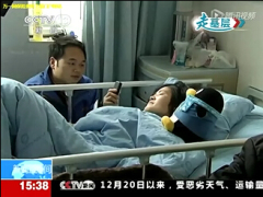 视频十岁男孩照顾病重母亲.rar