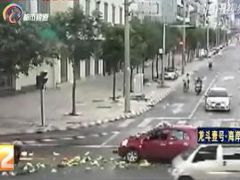 视频监拍大妈闯红灯被撞爬起来淡定捡菜.rar