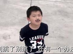视频恶搞短片股市跌到历史最低点小学生搞笑跳楼.rar