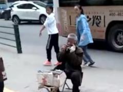 视频七旬大爷吹口琴为60岁患癌妻子凑药费.rar