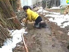 视频双腿残疾宁可跪着行走也不向生活低头.rar