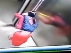 配套视频6岁孩子被噎身亡监控拍下母亲送医路上回天无力.rar